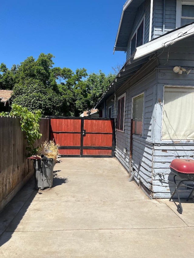 814 N Roosevelt Ave, Fresno, CA 93728 - view of patio with a gate