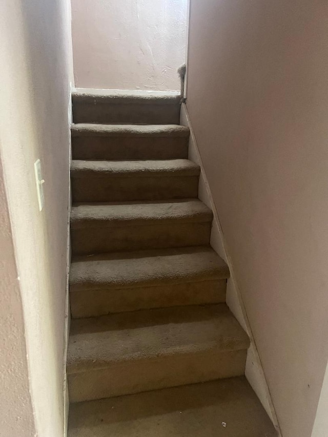 814 N Roosevelt Ave, Fresno, CA 93728 - view of staircase