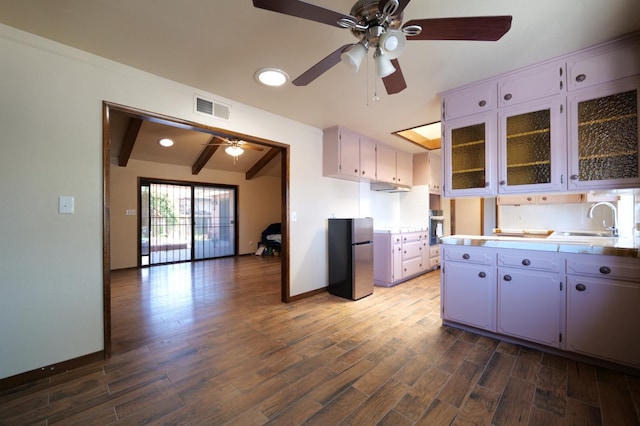 kitchen with freestanding refrigerator, a sink, ceiling fan, dark wood-style floors, and recessed lighting