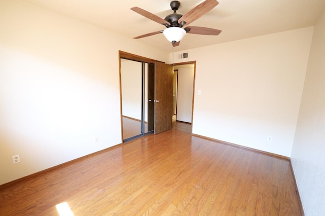 unfurnished room featuring light wood-type flooring, ceiling fan, and baseboards