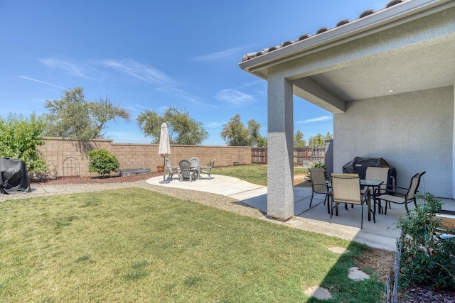 716 Mesa Dr S, Madera, CA 93636 - view of yard with a patio