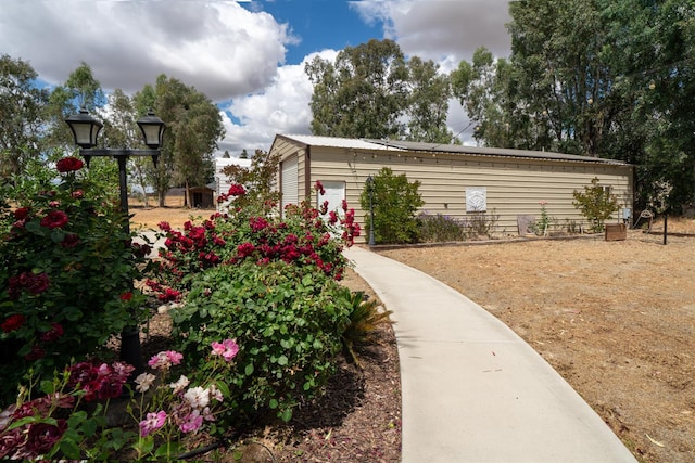 view of yard featuring an attached garage and driveway