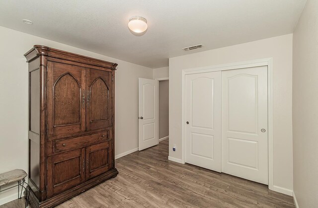 1073 E Pennsylvania Ave, Fresno, CA 93720 - bedroom featuring light wood-style flooring, baseboards, and a closet