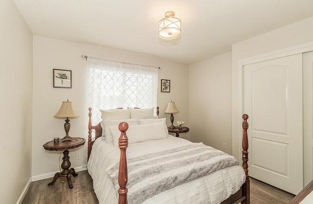 1073 E Pennsylvania Ave, Fresno, CA 93720 - bedroom with wood finished floors and baseboards