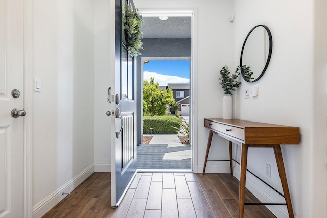 6772 E Ramona Way, Fresno, CA 93727 - entryway featuring wood finished floors and baseboards