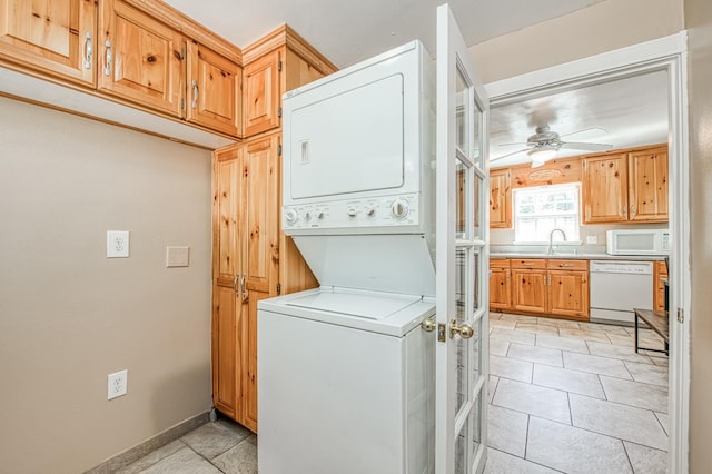 41533 Indian Rock Rd, Shaver Lake, CA 93664 - laundry area featuring stacked washing machine and dryer, a ceiling fan, light tile patterned floors, and baseboards