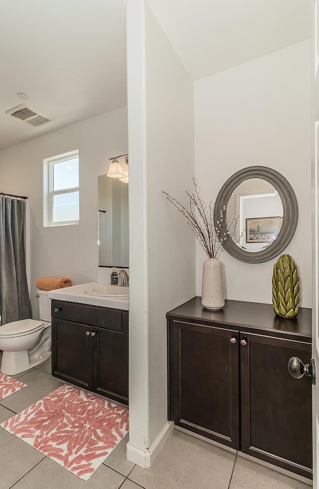 7005 N Astoria Ave, Fresno, CA 93722 - full bathroom featuring toilet and vanity