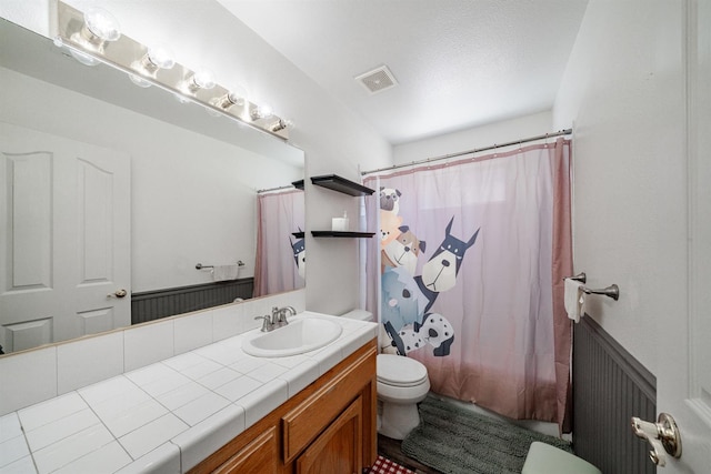 43480 Cave Stone Ct, Coarsegold, CA 93614 - full bathroom with toilet, vanity, a shower with shower curtain, and a wainscoted wall
