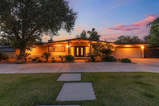 1478 W Dovewood Ln, Fresno, CA 93711 - mid-century inspired home featuring a yard, driveway, an attached garage, and stucco siding