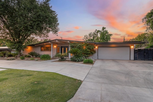 1478 W Dovewood Ln, Fresno, CA 93711 - mid-century inspired home with a garage, driveway, stucco siding, and a yard