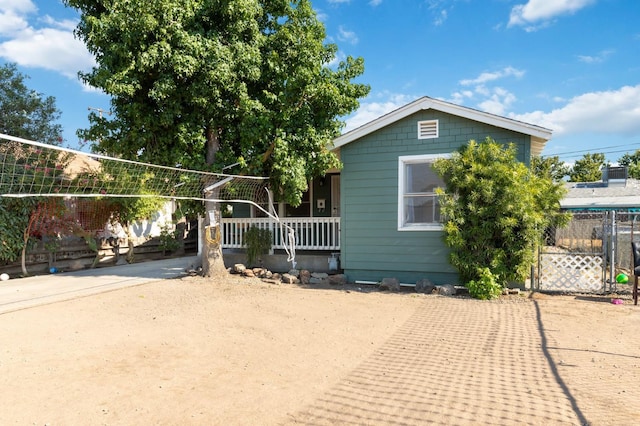 2140 E Floradora Ave, Fresno, CA 93703 - view of front facade with fence and covered porch