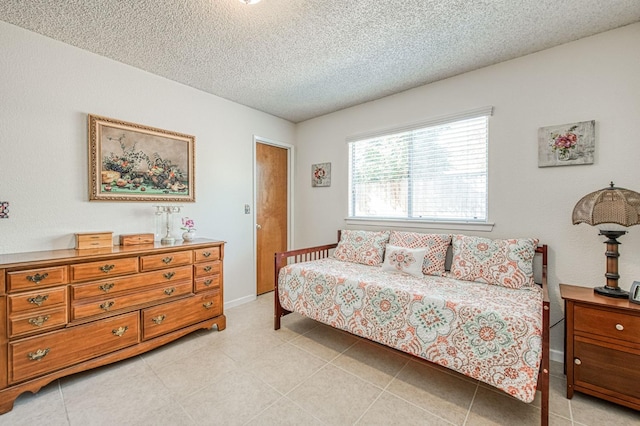 6365 N Barcus Ave, Fresno, CA 93722 - bedroom with a textured ceiling