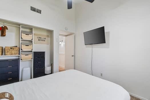 bedroom with a ceiling fan