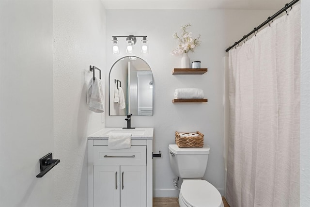 full bath with toilet, vanity, a shower with shower curtain, and baseboards