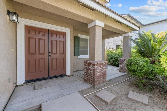 3225 N Mendonca St, Visalia, CA 93291 - view of exterior entry with stucco siding and covered porch