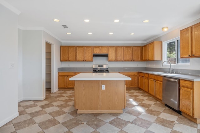 3225 N Mendonca St, Visalia, CA 93291 - kitchen featuring stainless steel appliances, a sink, under cabinet range hood, crown molding, and a kitchen island