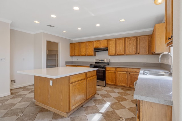 3225 N Mendonca St, Visalia, CA 93291 - kitchen with gas stove, a sink, under cabinet range hood, crown molding, and recessed lighting