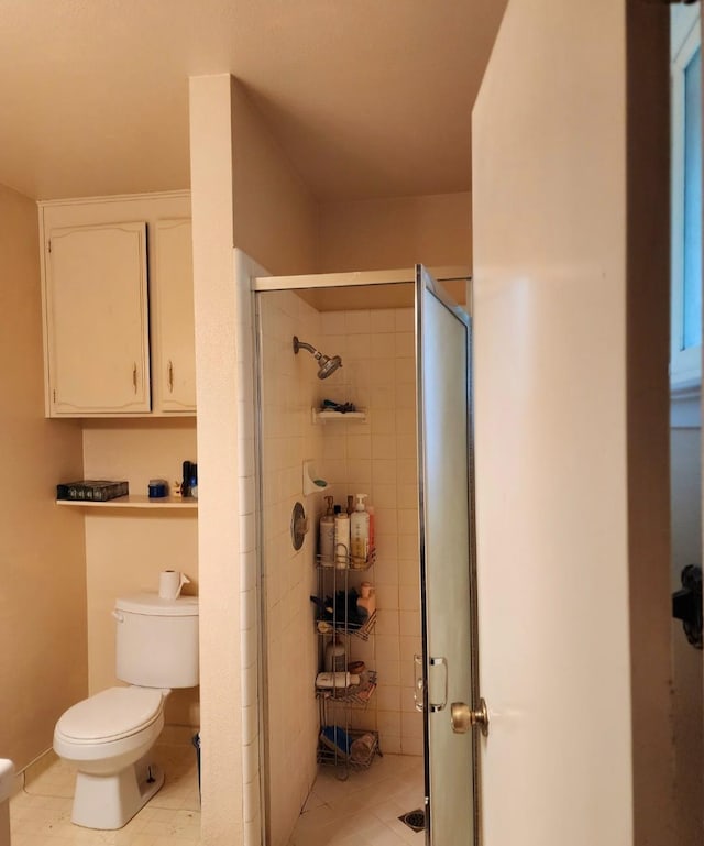 2409 N Valentine Ave, Fresno, CA 93722 - full bath featuring a shower stall, toilet, and tile patterned flooring