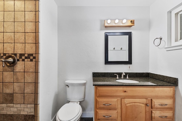 638 W Dennis Dr, Clovis, CA 93612 - full bathroom featuring toilet, vanity, tiled shower, and baseboards