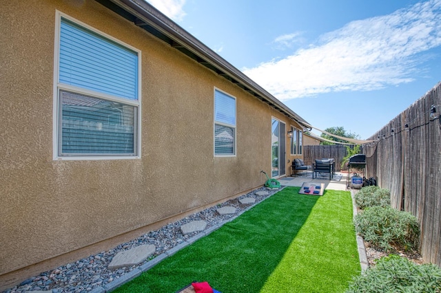 view of yard featuring a patio