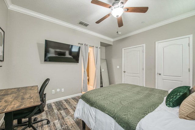 bedroom featuring dark wood-type flooring, crown molding, a desk, baseboards, and ceiling fan