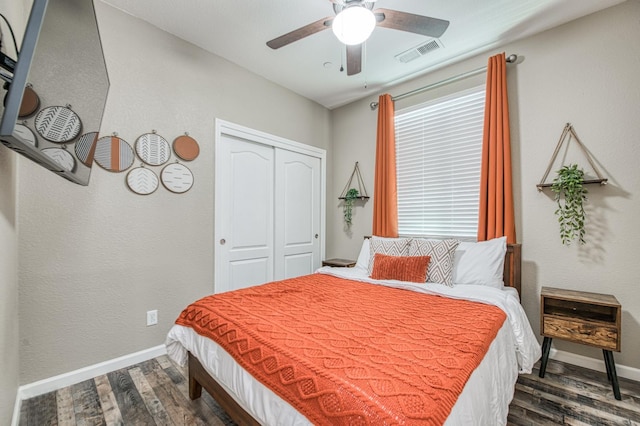 bedroom featuring dark wood-type flooring, baseboards, and ceiling fan