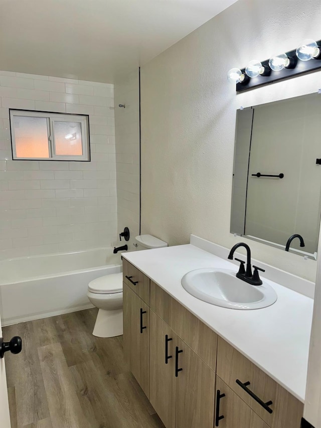 2332 S Jackson Ave, Fresno, CA 93725 - full bath with toilet, vanity, wood finished floors,  shower combination, and a textured wall