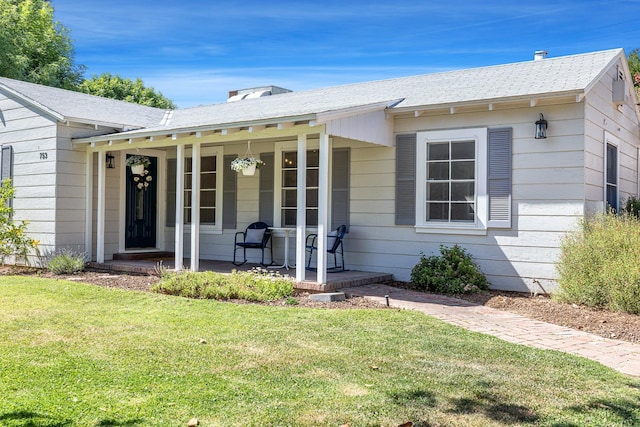 view of front facade with a porch and a front lawn