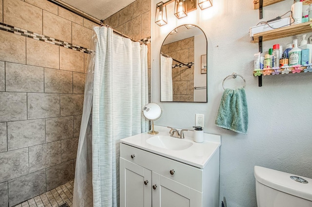 4487 E Bend Ave, Fresno, CA 93702 - full bathroom featuring tiled shower, toilet, and vanity