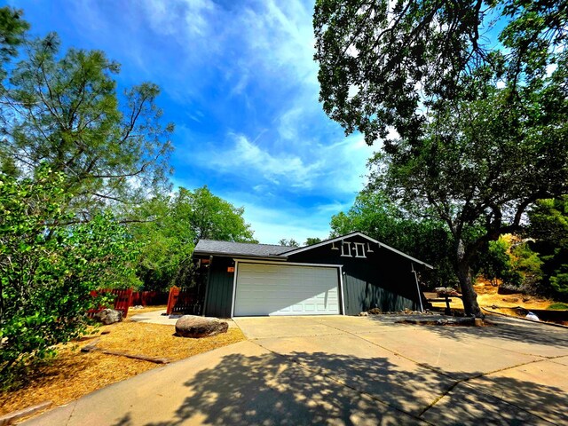41549 Long Hollow Dr, Coarsegold, CA 93614 - garage featuring driveway