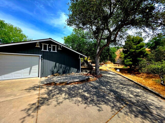 41549 Long Hollow Dr, Coarsegold, CA 93614 - view of side of home with concrete driveway