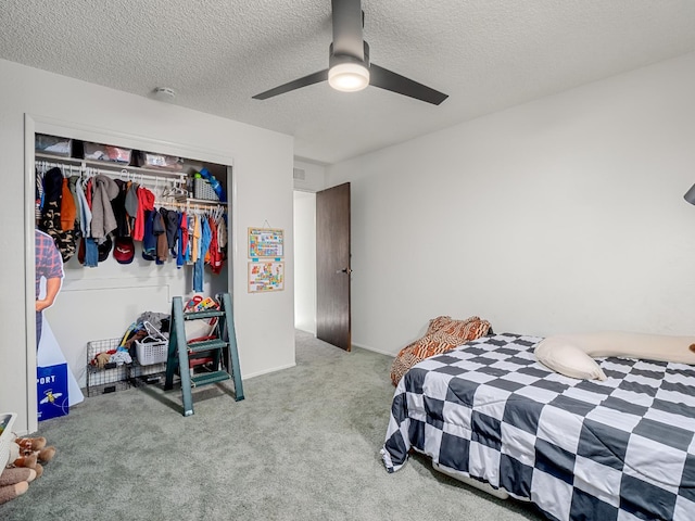 bedroom featuring a closet, carpet flooring, a textured ceiling, and ceiling fan