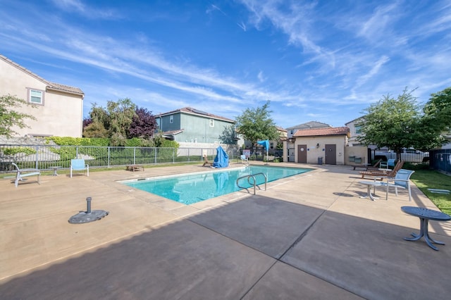 3507 Significant Way, Clovis, CA 93619 - community pool with a patio
