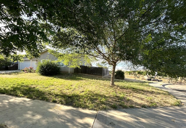 1073 Hickory St, Lindsay, CA 93247 - view of yard featuring an attached garage