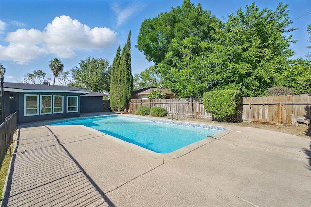 2712 Westgate Dr, Madera, CA 93637 - view of swimming pool featuring a patio area and a fenced backyard