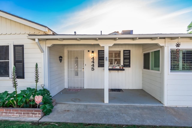 property entrance with covered porch