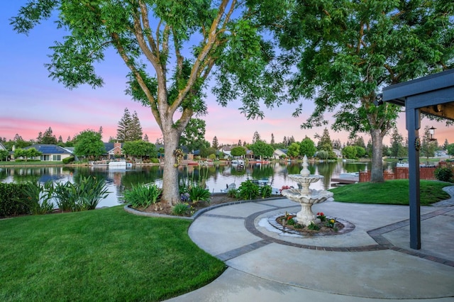 525 E Shelldrake Cir, Fresno, CA 93730 - surrounding community featuring a lawn and a water view