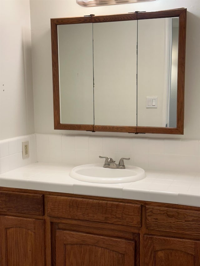1658 E Paul Ave, Fresno, CA 93710 - bathroom featuring backsplash and vanity