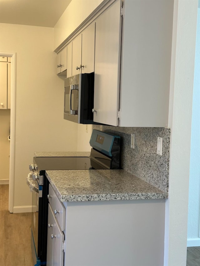 1658 E Paul Ave, Fresno, CA 93710 - kitchen with appliances with stainless steel finishes, light countertops, a peninsula, tasteful backsplash, and baseboards