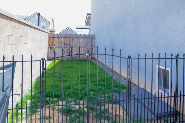 324 Sunset Dr S, Madera, CA 93636 - view of yard featuring a gate