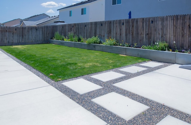 324 Sunset Dr S, Madera, CA 93636 - view of yard featuring a patio