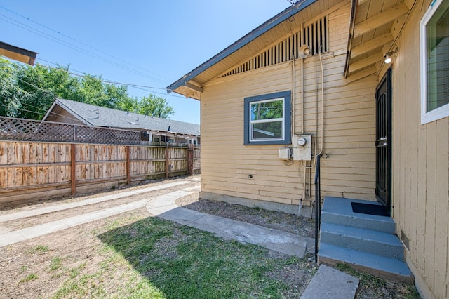 1010 N Ferger Ave, Fresno, CA 93728 - view of yard with entry steps