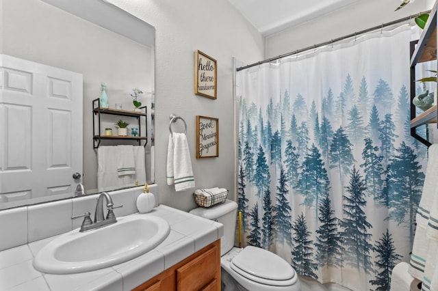 993 Pinewood Ave, Sanger, CA 93657 - bathroom featuring toilet, vanity, and curtained shower