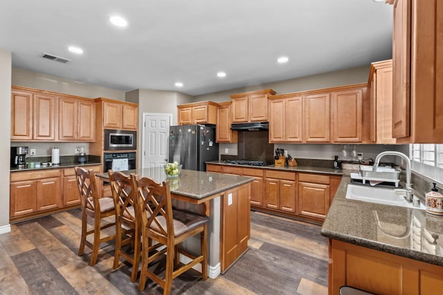 993 Pinewood Ave, Sanger, CA 93657 - kitchen featuring stainless steel appliances, a sink, under cabinet range hood, recessed lighting, and dark wood-style floors