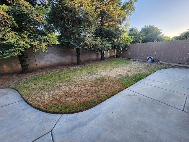 5788 E Mono St, Fresno, CA 93727 - view of yard with a patio