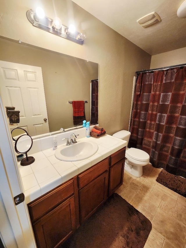 5788 E Mono St, Fresno, CA 93727 - full bathroom featuring vanity, tile patterned flooring, and a shower with curtain