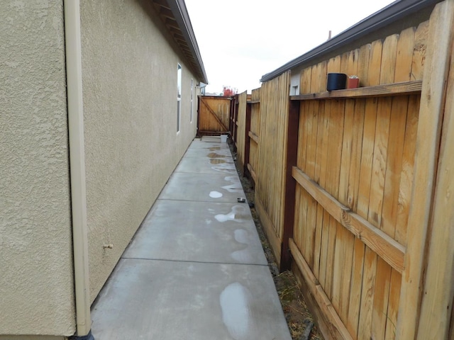 865 S Bridle Ave, Fresno, CA 93727 - view of side of property with stucco siding and a gate