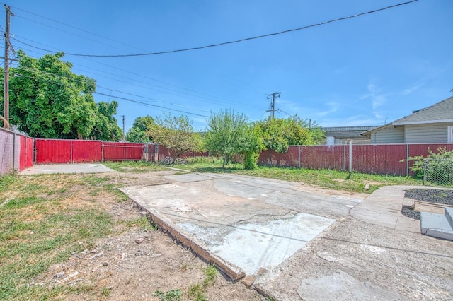 604 N Poplar Ave, Fresno, CA 93728 - fenced backyard with a patio