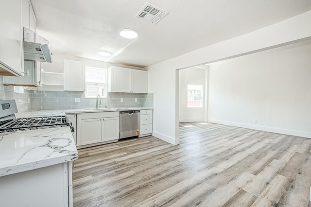 604 N Poplar Ave, Fresno, CA 93728 - kitchen featuring stainless steel appliances, under cabinet range hood, backsplash, light wood finished floors, and plenty of natural light