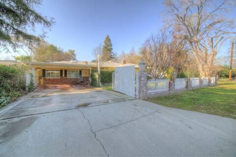 5543 N 7th St, Fresno, CA 93710 - ranch-style home with concrete driveway and a gate